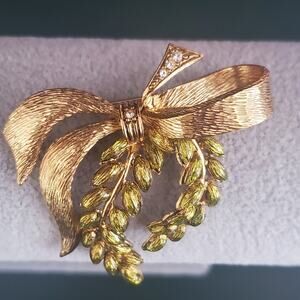 VTG Joan Rivers Green Laurel Corsage Brooch Pin Textured Gold Tone Bow‎ Crystals